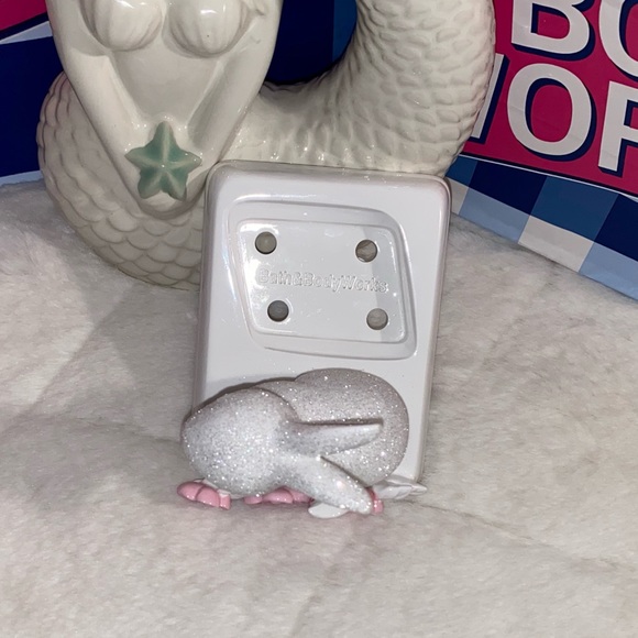 BATH AND BODY WORKS SPARKLING EASTER BUNNY WITH FLOWERS HAND SOAP HOLDER - Picture 5 of 6